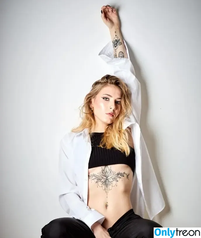 Lisaxptc nude photo #0003 (Lisaxptc)