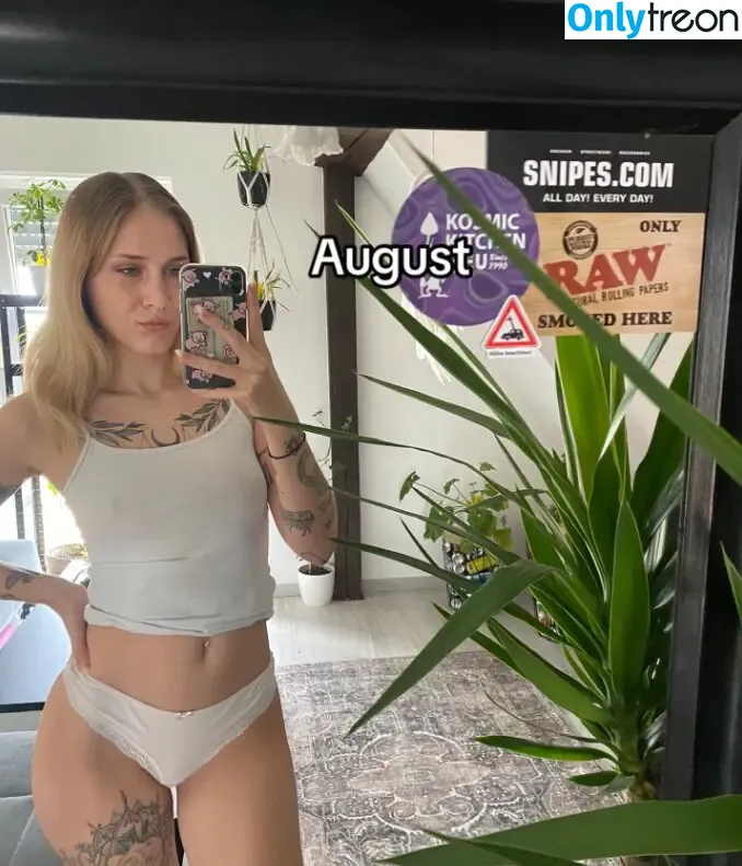 Lisaxptc nude photo #0023 (Lisaxptc)