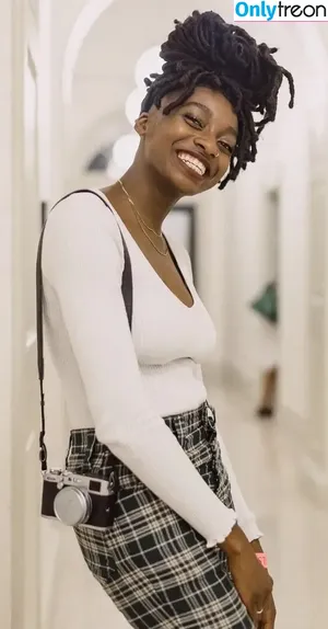 Little Simz / littlesimz nude photo #0020