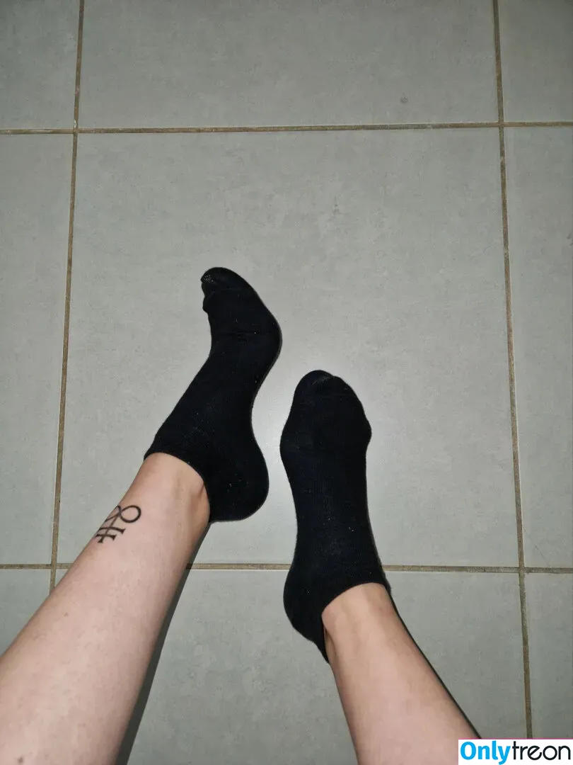 Livie Feet nude photo #0007 (LivieFeet / livefeet.cz / tattoo_french_feet)