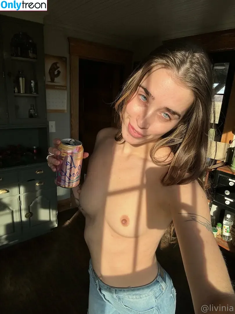 Livinia nude photo #0101 (liviniaxx / livv.y)