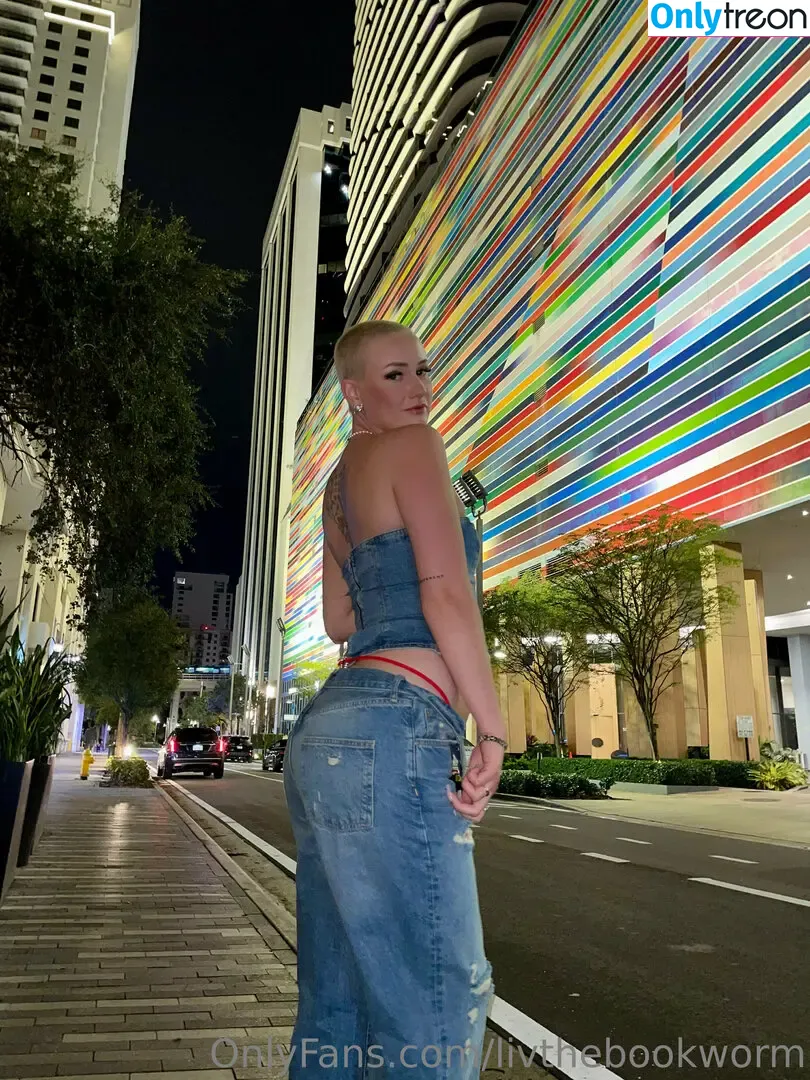 Livthebookworm nude photo #0001 (Thebartendingbabe / thesaltybookworm)