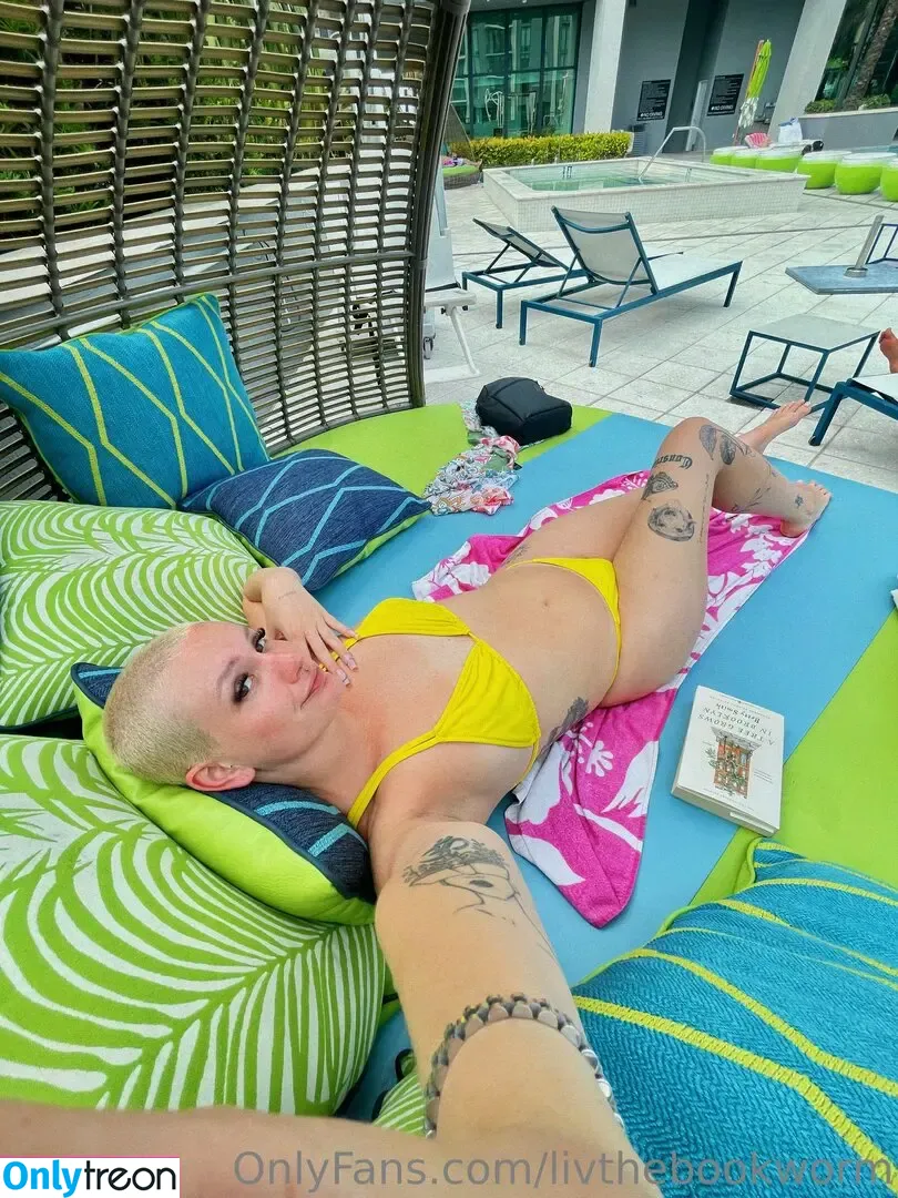 Livthebookworm nude photo #0006 (Thebartendingbabe / thesaltybookworm)