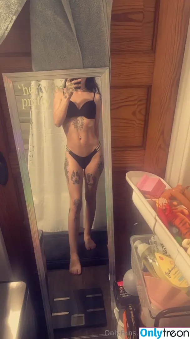 lizardraja nude photo #0002 (lizardemoji)