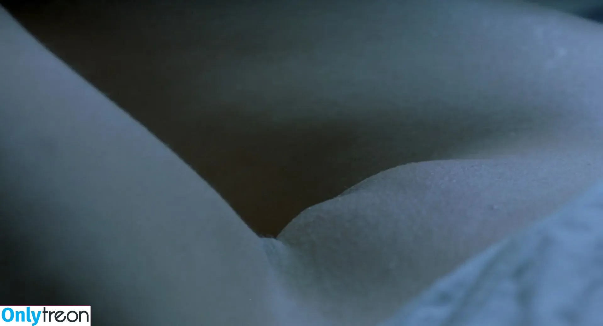Lizzie Brocheré nude photo #0003 (Lizzie Brocheré)