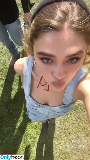Lizzy Greene / Elizabeth Greene / LizzyGreeneOF / lizzy_greene nude photo #0026