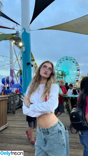 Lizzy Greene / Elizabeth Greene / LizzyGreeneOF / lizzy_greene nude photo #0062