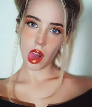 Lluna Clark / honeyclark99 / llunaclark nude photo #0001