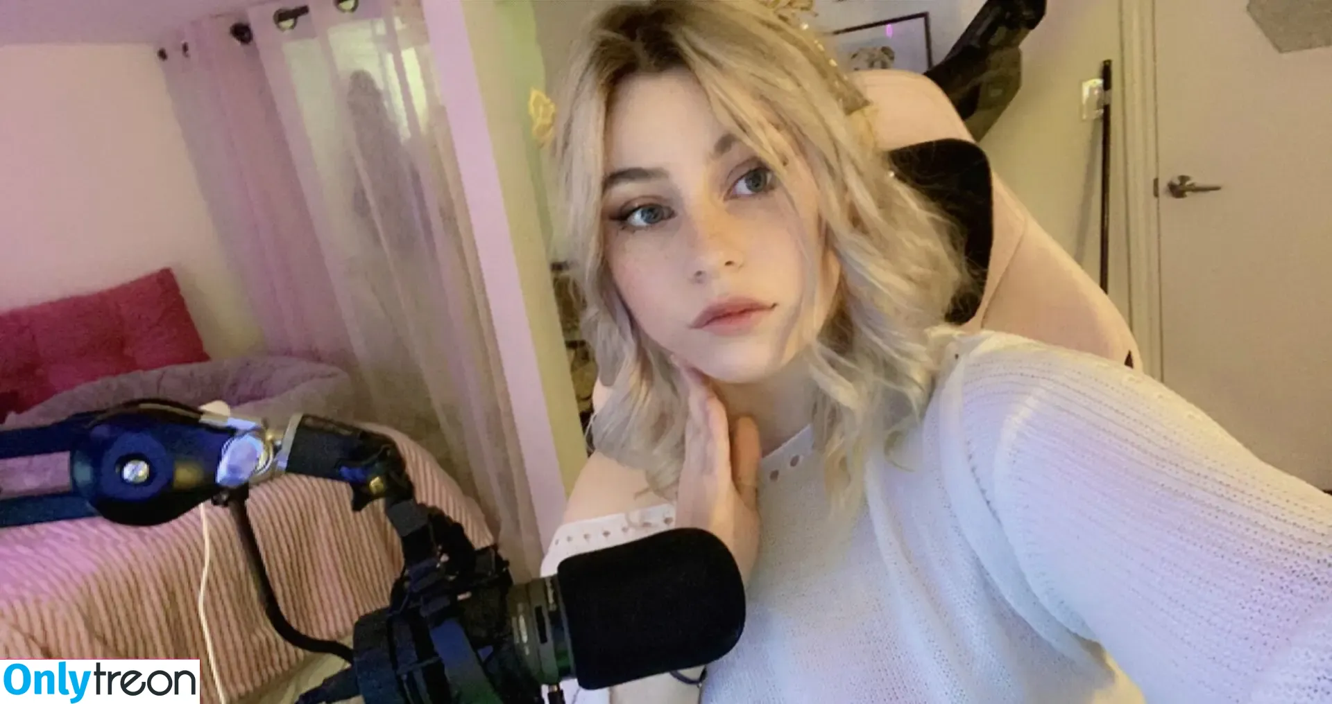 LoLotus nude photo #0004 (LewdLolo / lolotusvt / lotusxxx_)