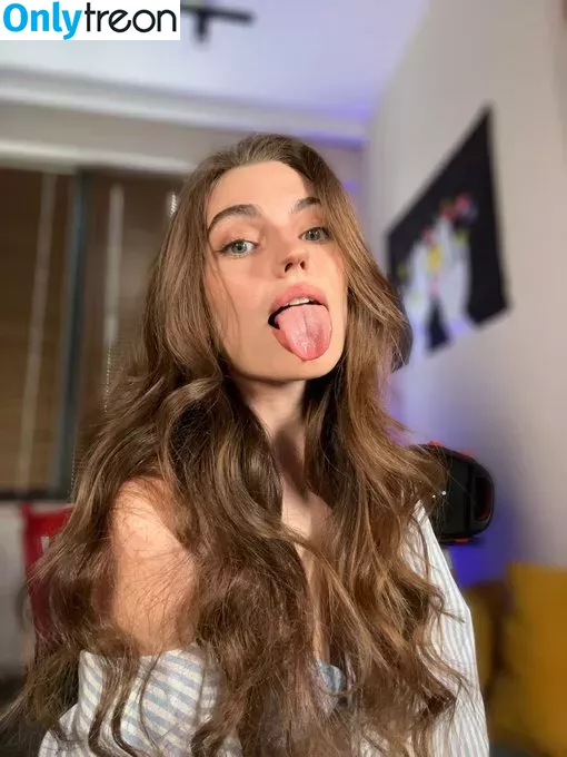 Long Tongue Fetish nude photo #0264 (_longtonguelewis / diqueentongue / longtonguelewis)