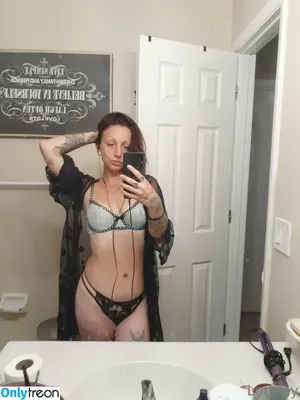 looneyy / lindsaylooneyy nude photo #0028