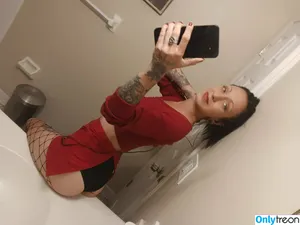looneyy / lindsaylooneyy nude photo #0030