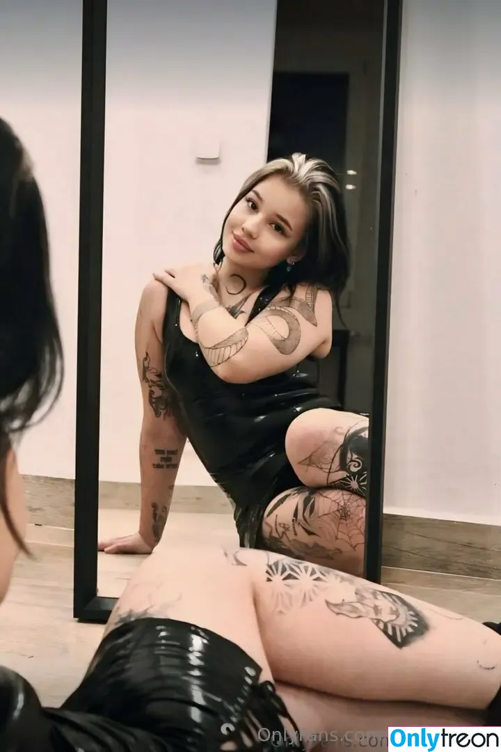 lora_nightly nude photo #0007 (lonightly)