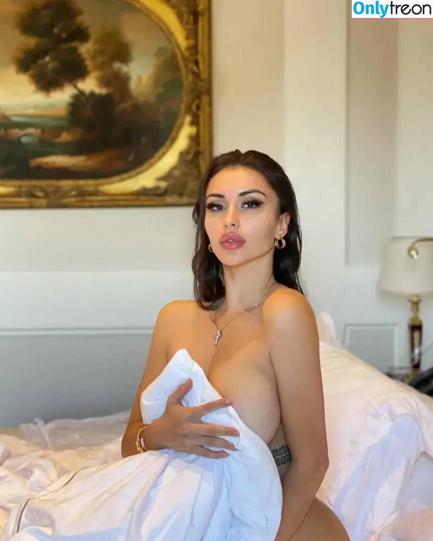 Lucrezia De Lellis nude photo #0002 (lucrezia_delellis)