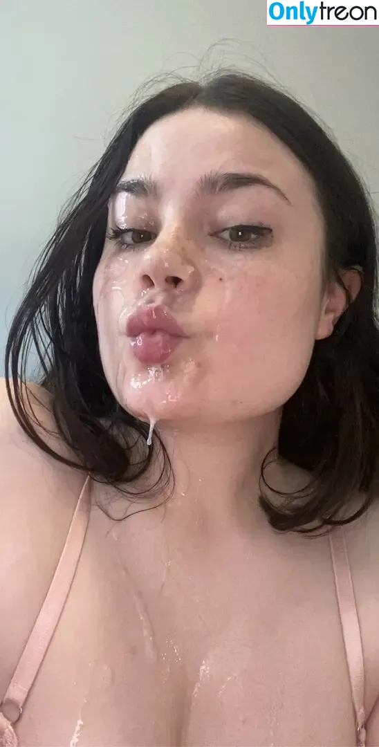 lucybleu nude photo #0001 (babybleutv / lulubleuu)