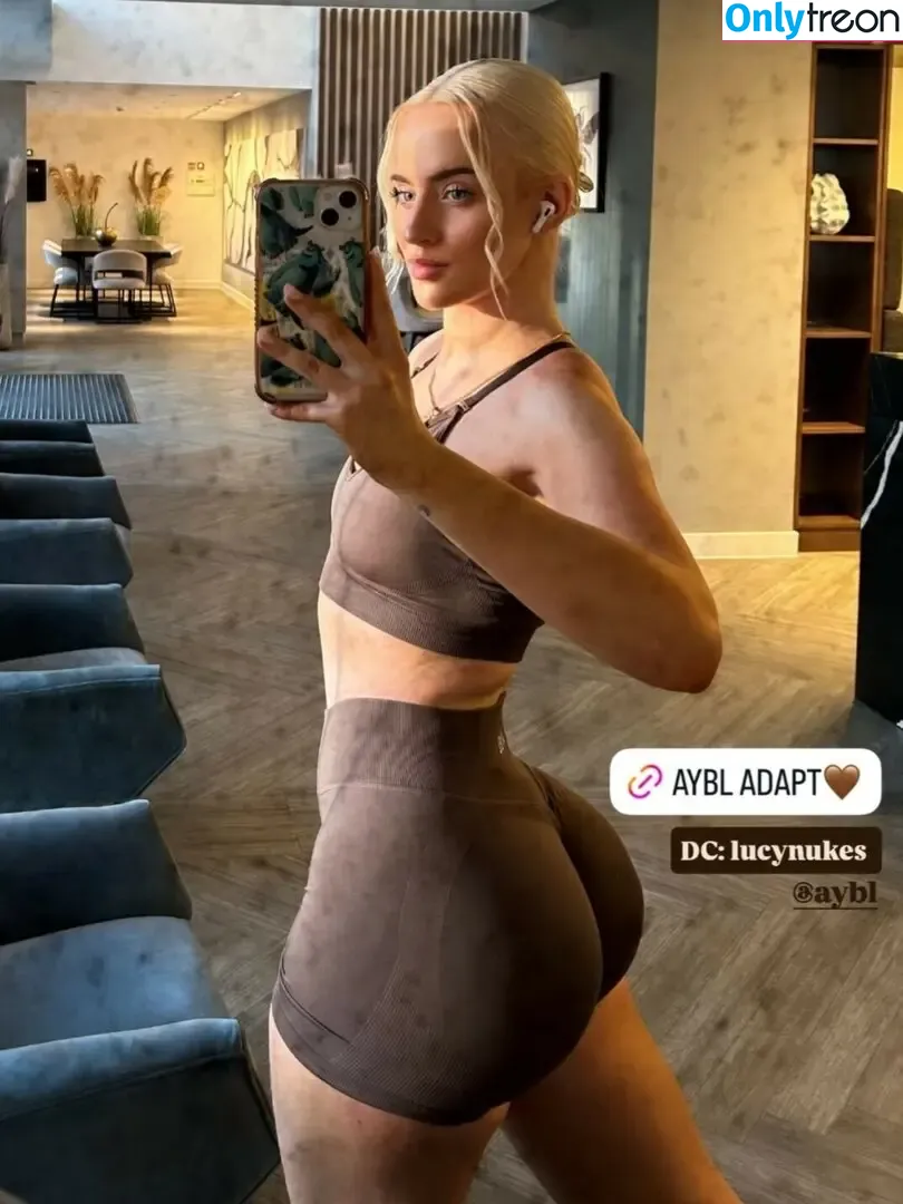 Lucycombe nude photo #0154 (lucynukes / lucynukesfit / luudaw)