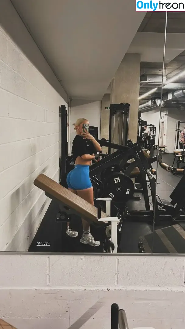 Lucycombe nude photo #0162 (lucynukes / lucynukesfit / luudaw)
