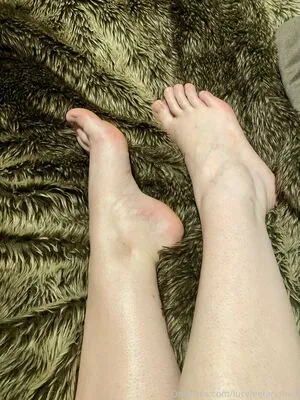 lucyfeetandtoes / lucysweetfeet nude photo #0002