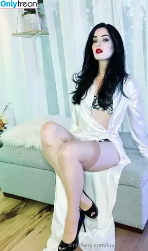 luvevelynclaire / officialevelynclairee nude photo #0010