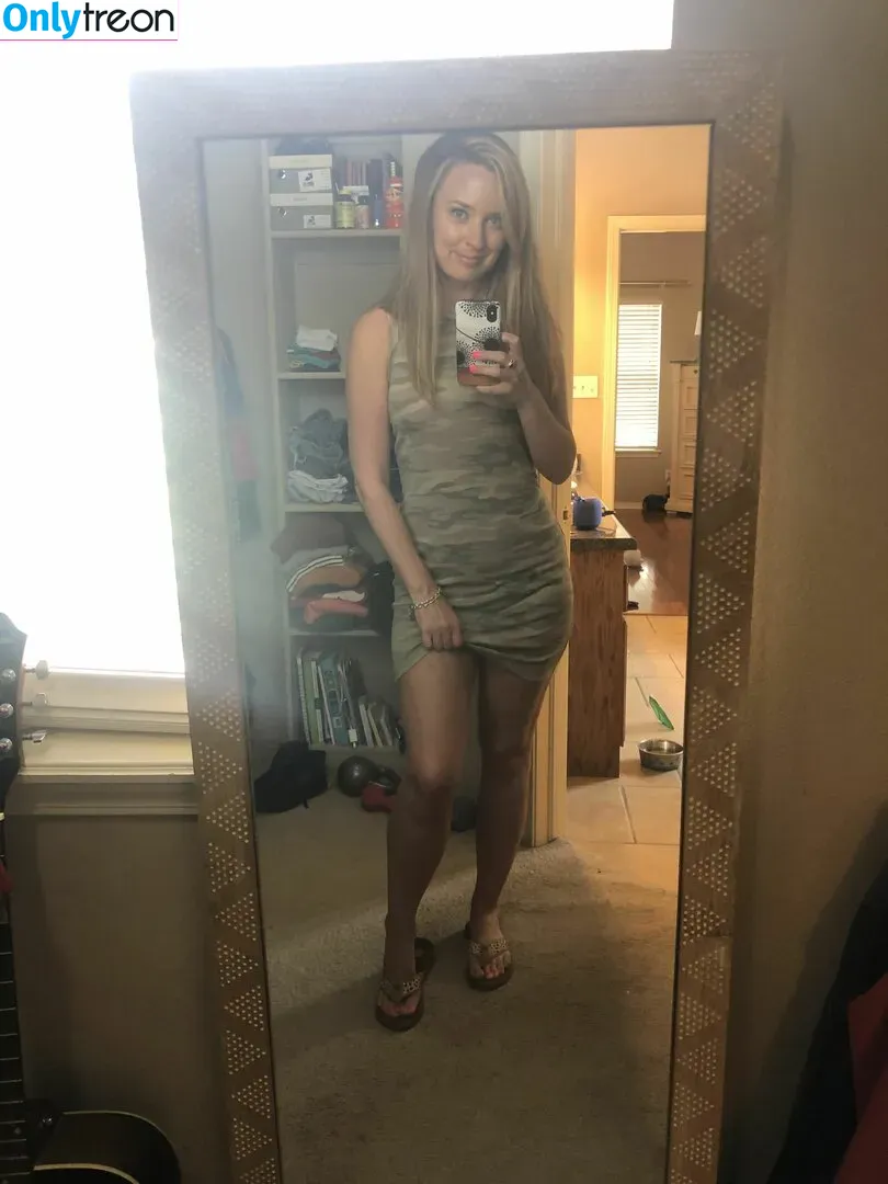 lyric_in_my_head nude photo #0009 (made_with_moxie_)