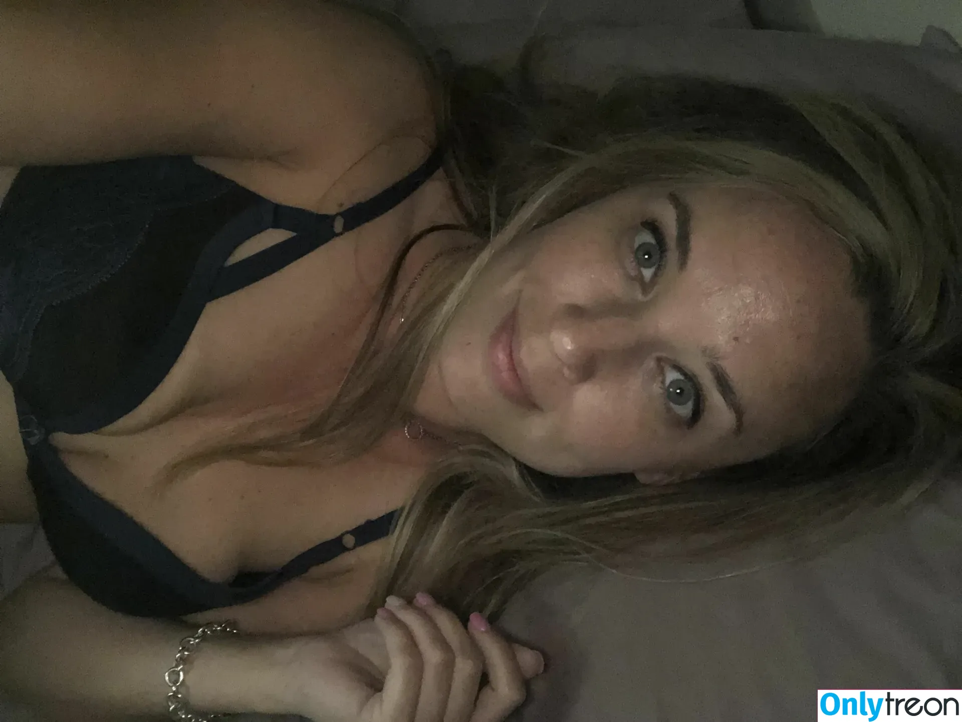 lyric_in_my_head nude photo #0017 (made_with_moxie_)