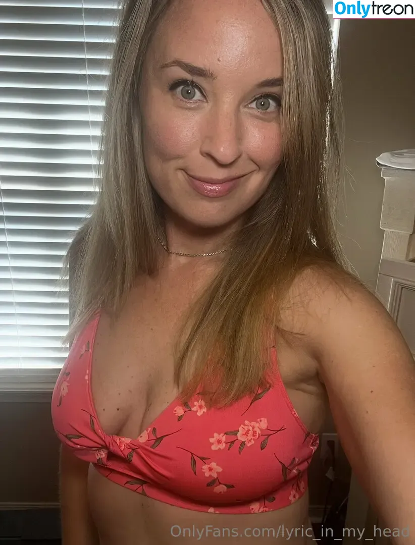 lyric_in_my_head nude photo #0253 (made_with_moxie_)