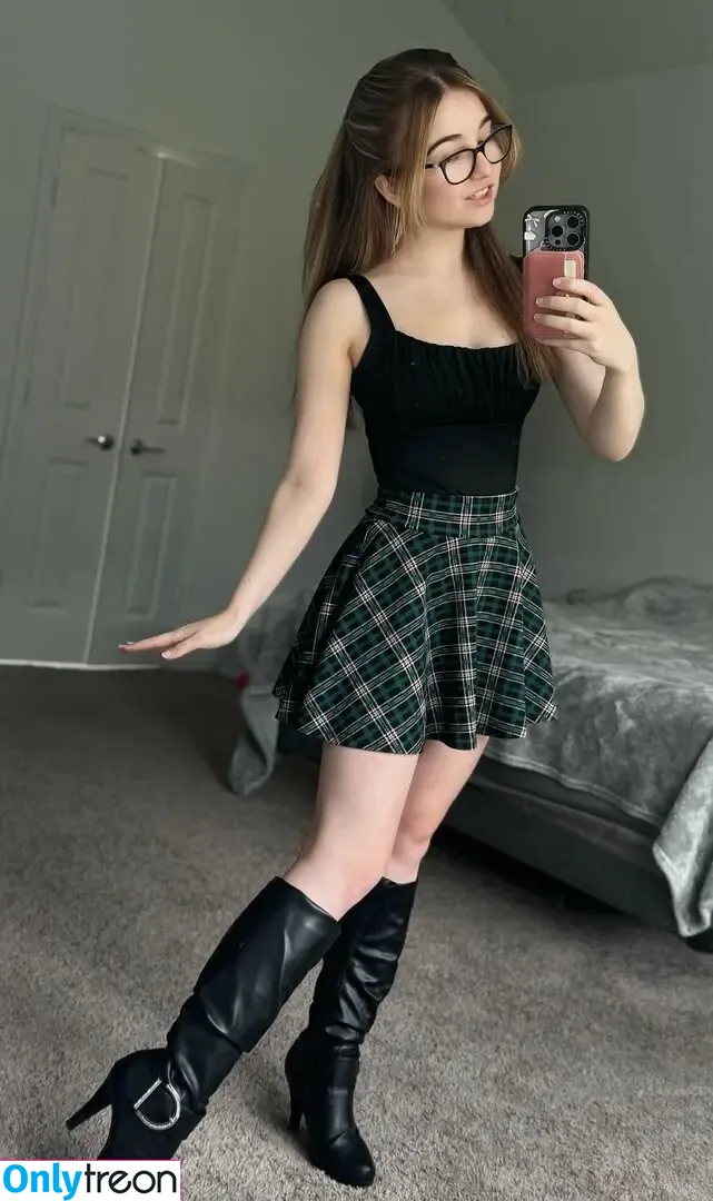 Lyssaurora nude photo #1233 (Lyssaurora)