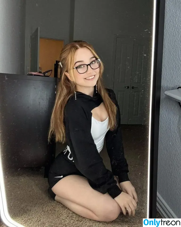 Lyssaurora nude photo #1257 (Lyssaurora)
