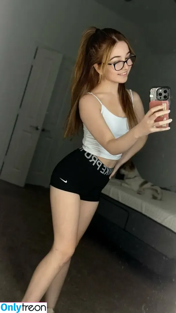Lyssaurora nude photo #1270 (Lyssaurora)