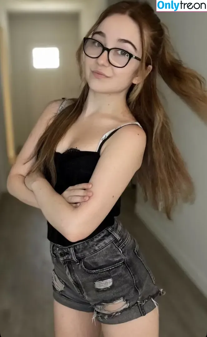Lyssaurora nude photo #1377 (Lyssaurora)