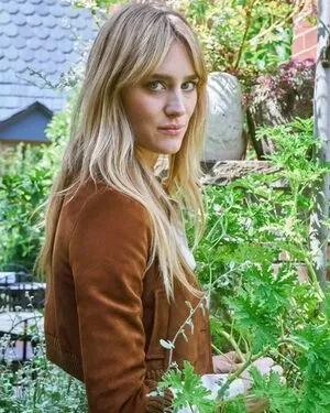 Mackenzie Davis / carolinedavis / tmackenziedavis nude photo #0101