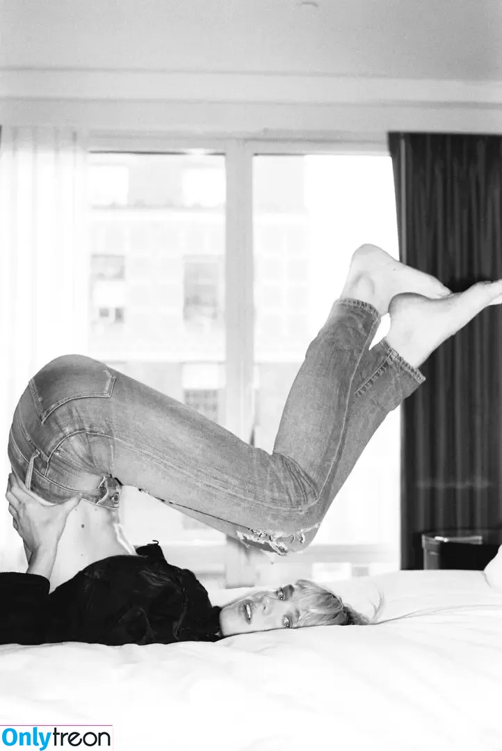Mackenzie Davis nude photo #0125 (carolinedavis / tmackenziedavis)