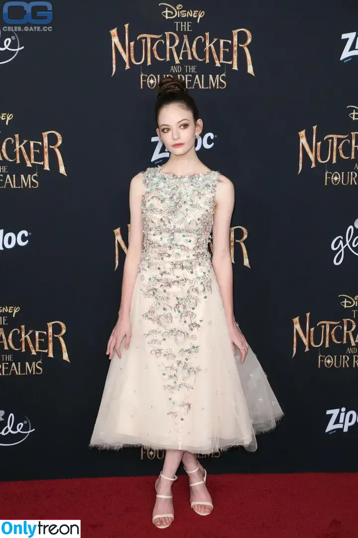 Mackenzie Foy nude photo #0074 (mackenziefoy)