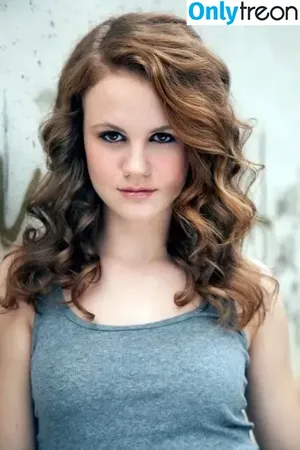 Mackenzie Lintz / mackenzickles nude photo #0001