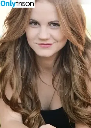 Mackenzie Lintz / mackenzickles nude photo #0003