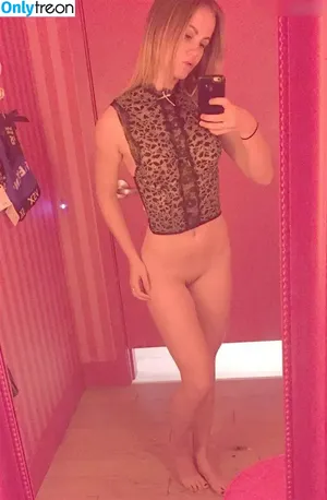 Mackenzie Lintz / mackenzickles nude photo #0024