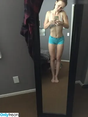 Mackenzie Lintz / mackenzickles nude photo #0036