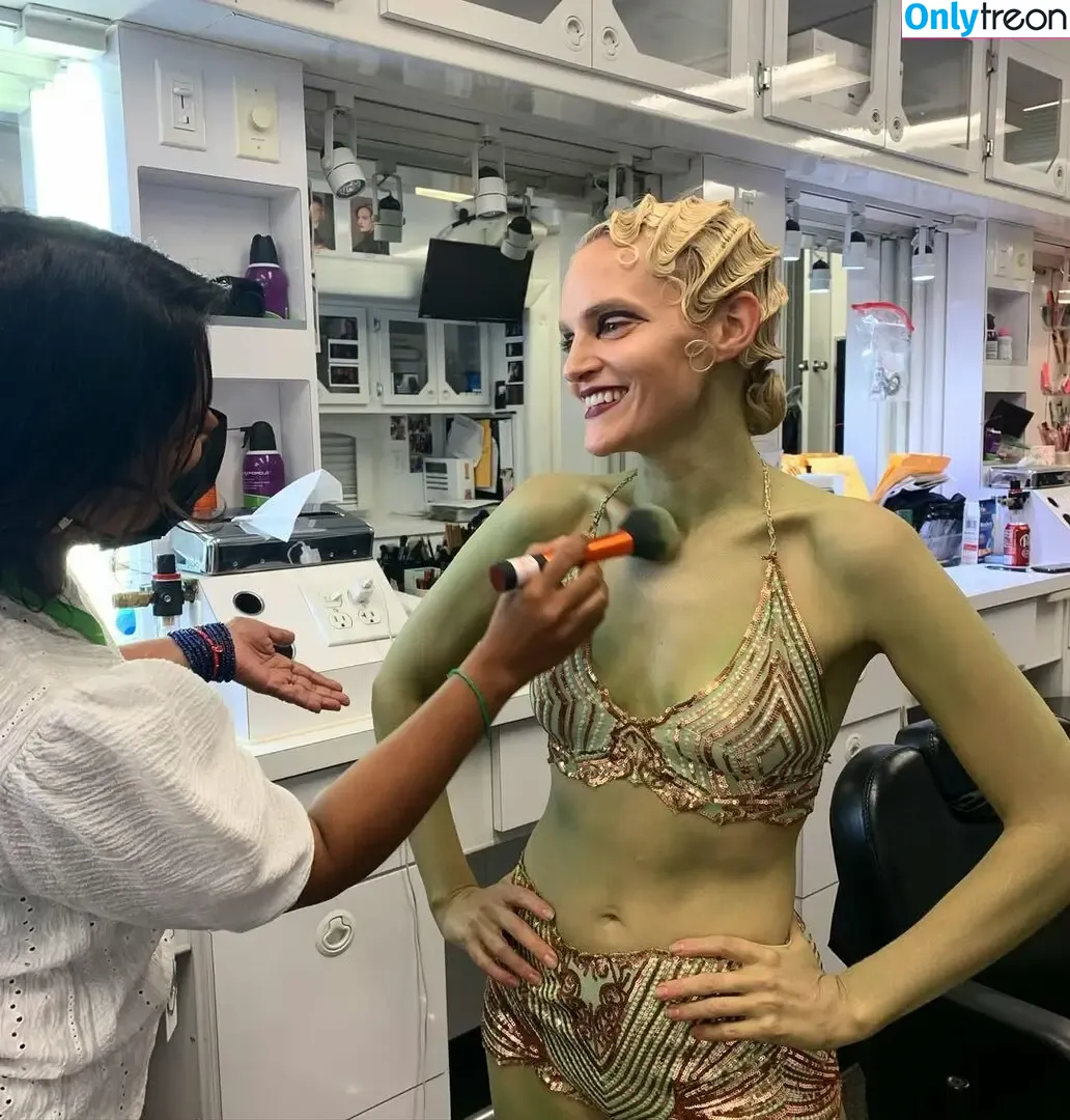 Madeline Brewer nude photo #0049 (madbrew)