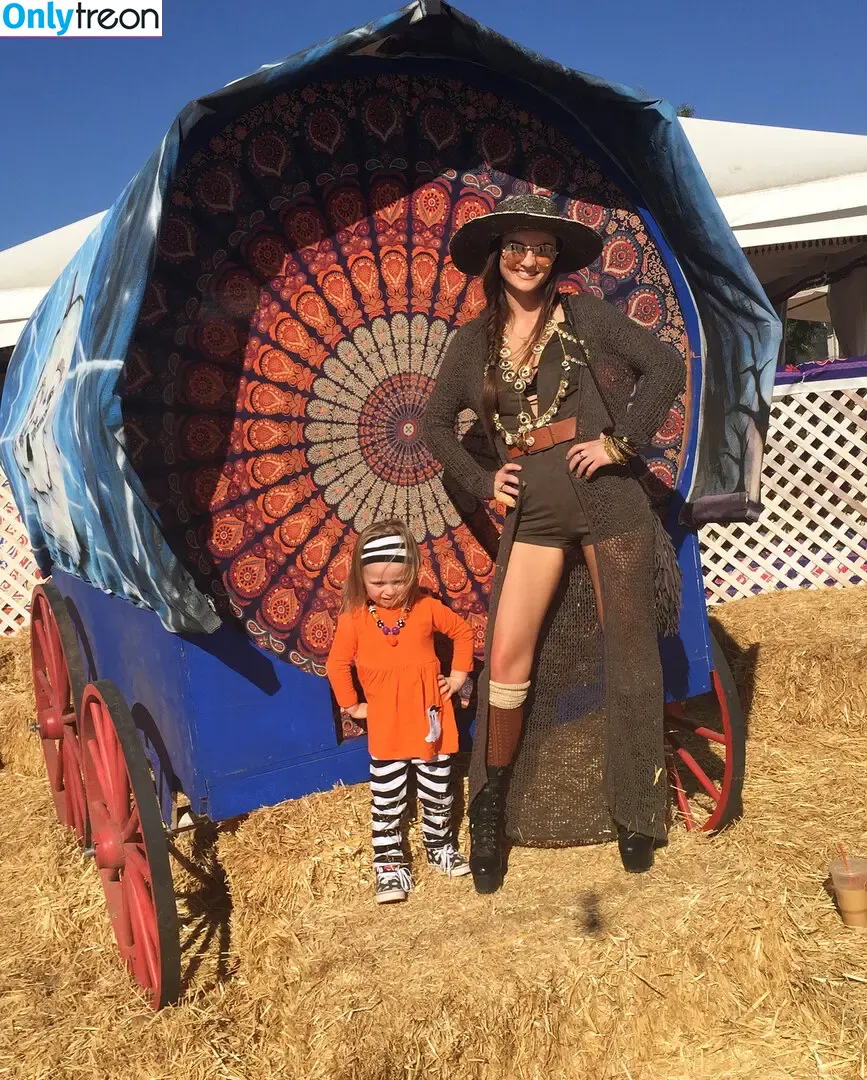 Madeline Carroll голая photo #0009 (dennyboii / madscarroll2)