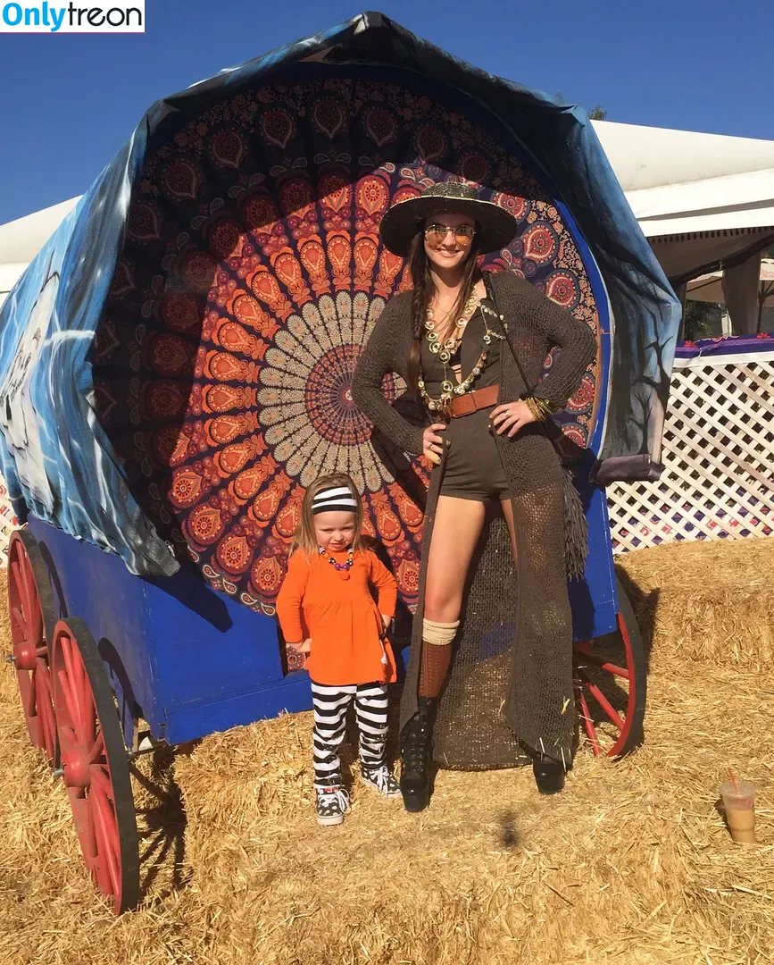Madeline Carroll голая photo #0010 (dennyboii / madscarroll2)