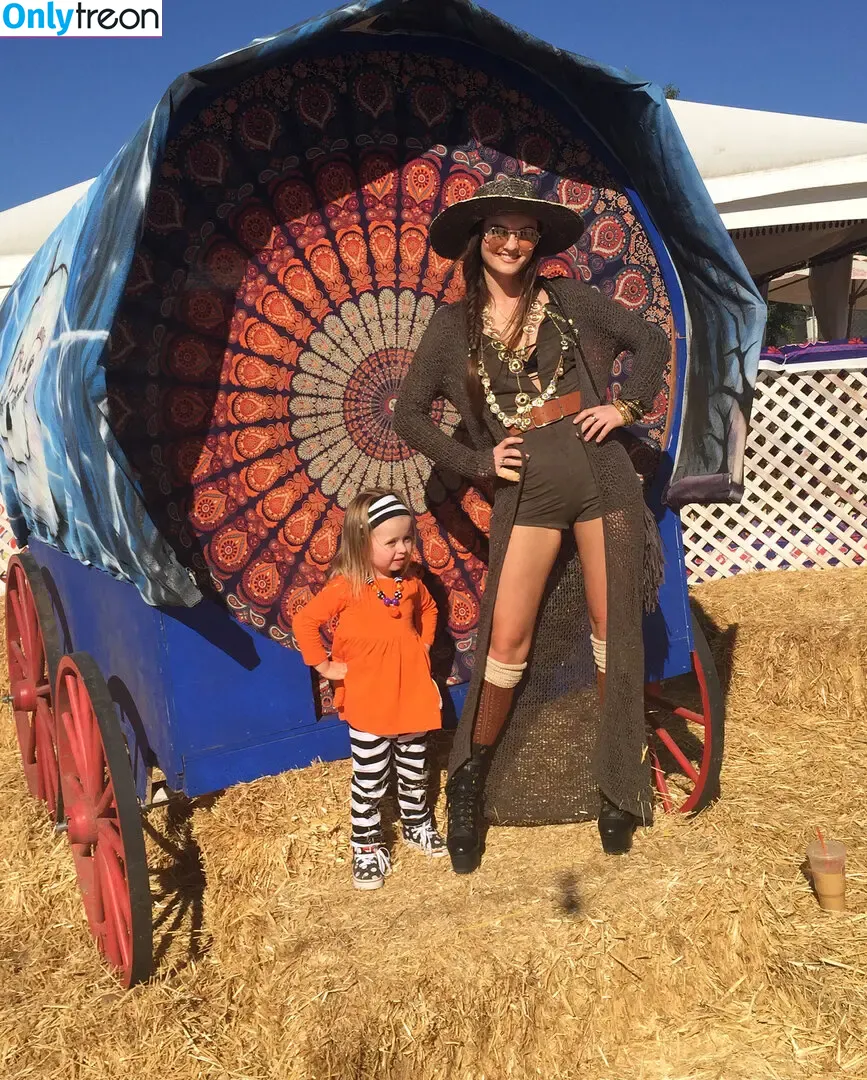 Madeline Carroll голая photo #0011 (dennyboii / madscarroll2)