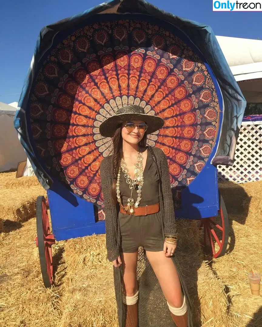 Madeline Carroll голая photo #0012 (dennyboii / madscarroll2)