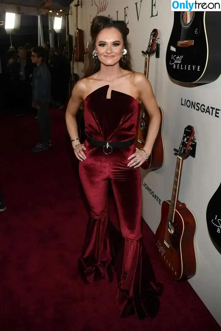 Madeline Carroll nude photo #0039 (dennyboii / madscarroll2)