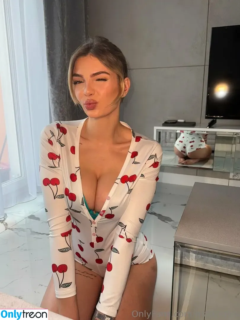 madzialos nude photo #0022 (madzialos)