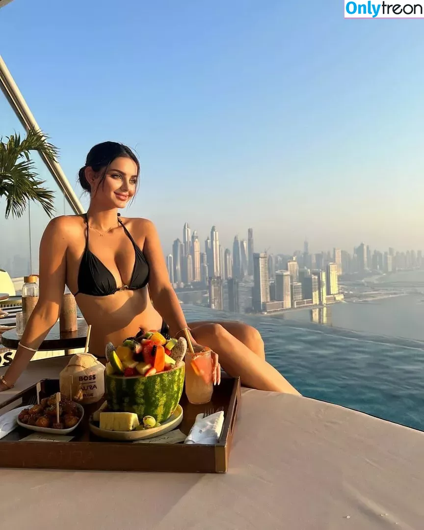 Mahlagha Jaberi nude photo #0001 (mahlaghajaberi)