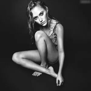 Maika Monroe / maikamonroe фото голая #0084