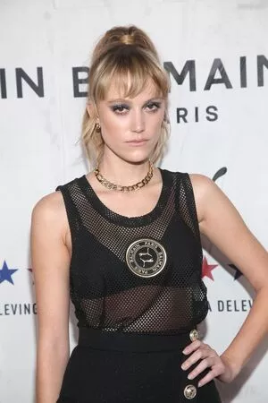 Maika Monroe / maikamonroe фото голая #0116
