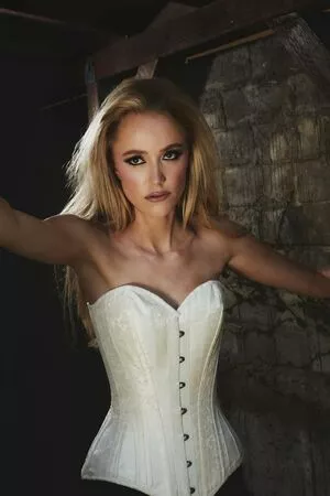Maika Monroe / maikamonroe фото голая #0143