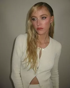 Maika Monroe / maikamonroe фото голая #0155