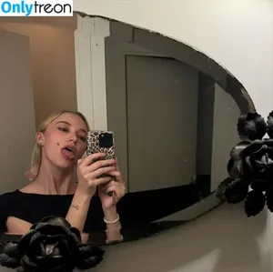 Maika Monroe / maikamonroe nude photo #0324